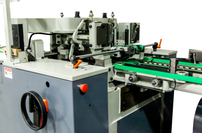 PRY-8D 集積・中綴じ・三方断裁機 8